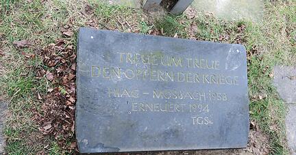 Der Gedenkstein mit der umstrittenen Inschrift. Foto: Nadine Slaby Der Gedenkstein mit der umstrittenen Inschrift. Foto: Nadine Slaby