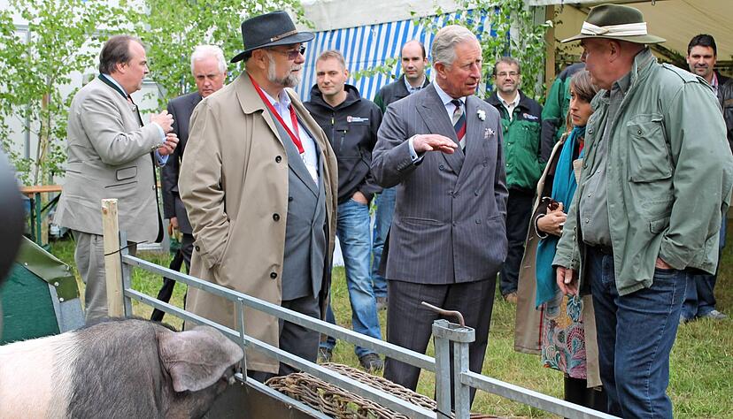 King Charles III. (Mitte) 2013 beim Besuch bei Philipp F&uuml;rst zu Hohenlohe-Langenburg (hinten links) im Gespr&auml;ch mit Rudolf B&uuml;hler (re).