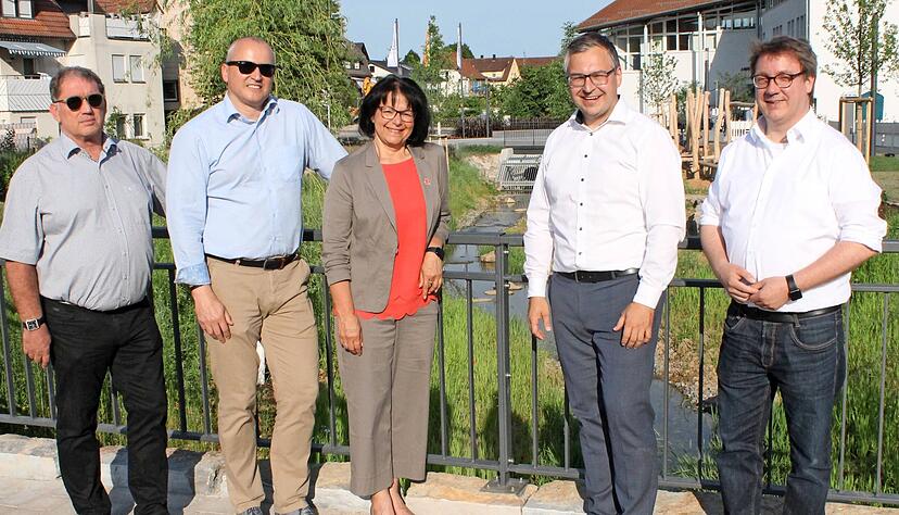 Einweihung der Hochwasserschutzma&szlig;nahme Offenlegung des Gie&szlig;grabens in Massenbachhausen mit (von links) Ingenieur Peter Kirsamer, den B&uuml;rgermeistern Ralf Steinbrenner (Leingarten), Sabine Rotermund (Schwaigern), Nico Morast (Massenbachhausen) und dem Landtagsabgeordneten Michael Preusch (CDU).