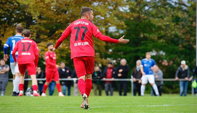 Auch Abwehr-Routinier Marco di Biccari zeigt sich mit der Leistung von Türkspor Neckarsulm in Pfullingen nicht immer zufrieden.