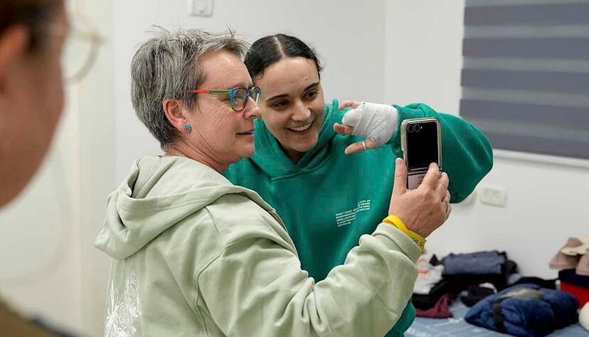 Emily Damari (r) ist nach mehr als 15 Monaten in der Geiselhaft der islamistischen Hamas im Gazastreifen freigelassen worden.