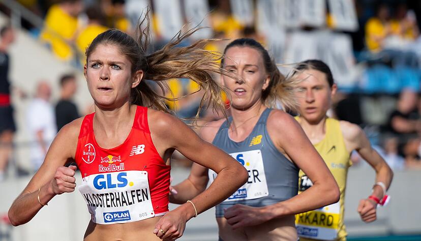 Konstanze Klosterhalfen (l.) wurde am Ende Dritte &uuml;ber 5.000 Meter.