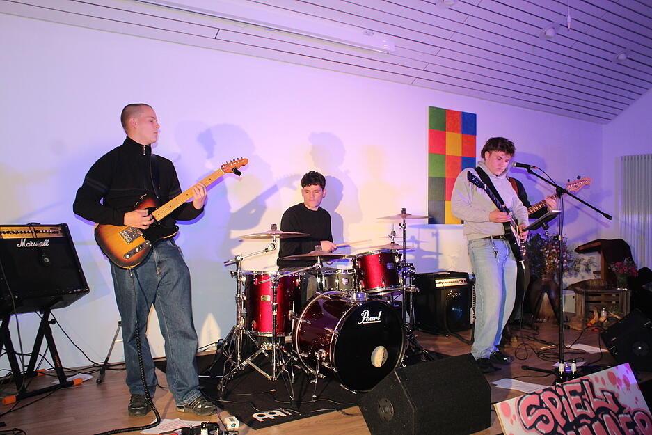 Die Jugendband The Outlines begeistert mit ihrem ersten großen Auftritt.