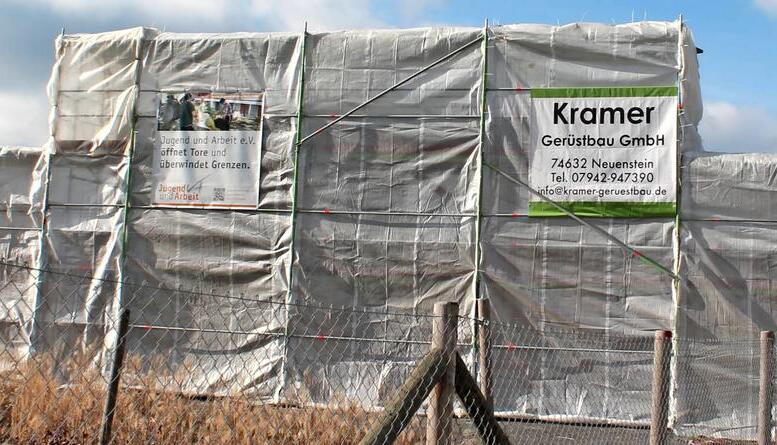 Unter der sch&uuml;tzenden Folie erh&auml;lt das Limes-Tor derzeit die Farbgebung, die Stephan Bender skizziert hat.Fotos: Peter Hohl/privat