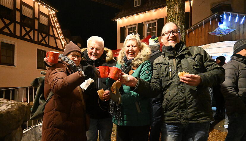 Eine magische Atmosphäre inmitten der mittelalterlichen Altstadt: Das macht den Weihnachtsmarkt in Forchtenberg aus. Eine magische Atmosphäre inmitten der mittelalterlichen Altstadt: Das macht den Weihnachtsmarkt in Forchtenberg aus.