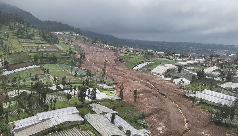 Bei dem Erdrutsch sind mindestens 25 Menschen ums Leben gekommen, Dutzende wurden zun&auml;chst vermisst.