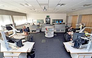 Die Integrierte Leitstelle in Heilbronn ist tags&uuml;ber mit bis zu sechs, in der Nacht mit zwei Disponenten besetzt. In K&uuml;nzelsau sind tags&uuml;ber zwei, nachts eine Fachkraft im Dienst. Foto: Berger