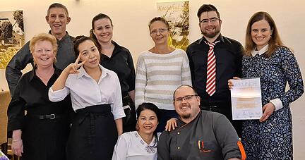 Auch das Team der "Krone am Fluss" ist sichtlich angetan ob der Auszeichnung. Gemeinsam sei man mit guten Ideen durch die Pandemie gekommen.
Fotos: privat