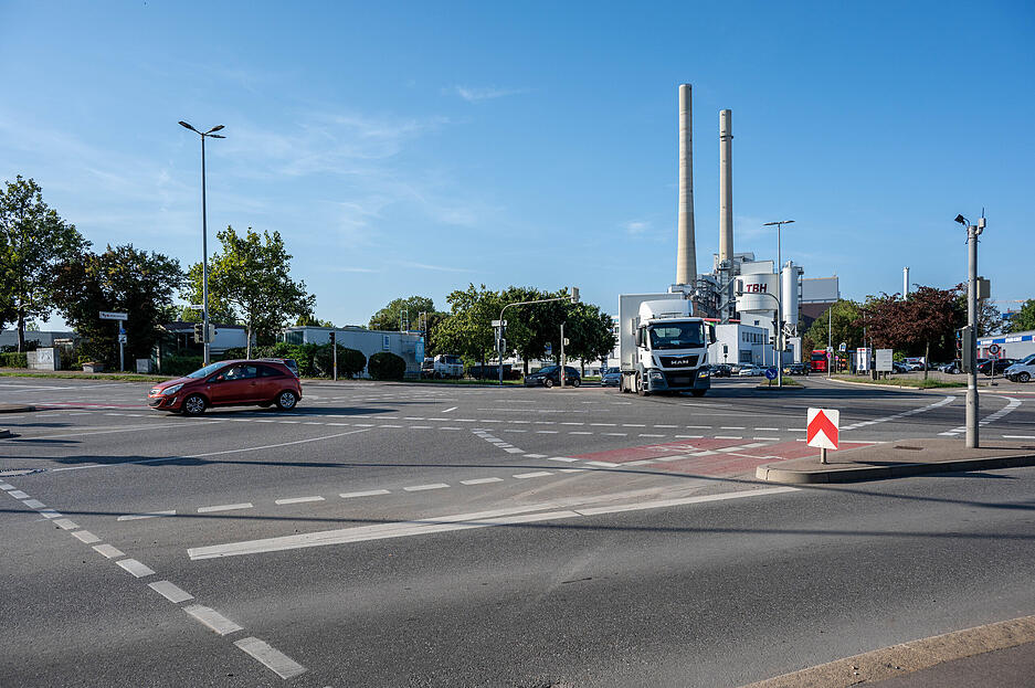 Viele Linien und viel Verkehr an dieser großen Kreuzung im Gewerbegebiet von Heilbronn.