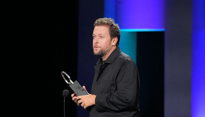 Im Film des belgischen Regisseurs Joachim Lafosse versucht eine alleinerziehende Mutter, ihren Zwillingen trotz fianzieller Probleme einen besonderen Urlaub zu erm&ouml;glichen. Das endet in Konflikten.