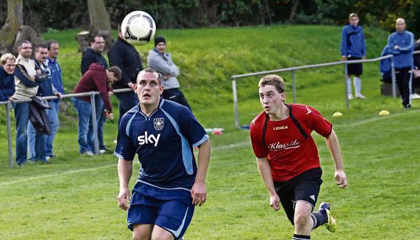 Markus Stang (links), hier im Laufduell mit Kevin Widenmeyer vom FC Unterheimbach, erzielte das entscheidende Tor f&uuml;r den TSV Bitzfeld.Foto: Marc Schmerbeck