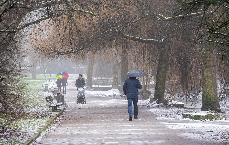 Vielerorts ist der Schnee in Regen übergegangen. Außerdem soll es Tauwetter geben.