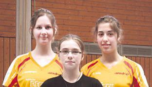 Freuen sich über den Pokal &minus; von links: Annika Hautzinger, Isabelle Vylezik und Janina Seitz aus Eppingen.Foto: privat