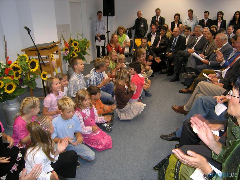 Endlich ist es soweit. 48 Kinder singen an ihrem ersten Schultag bei der Eröffnungsfeier am 18. September 2006. Endlich ist es soweit. 48 Kinder singen an ihrem ersten Schultag bei der Eröffnungsfeier am 18. September 2006.