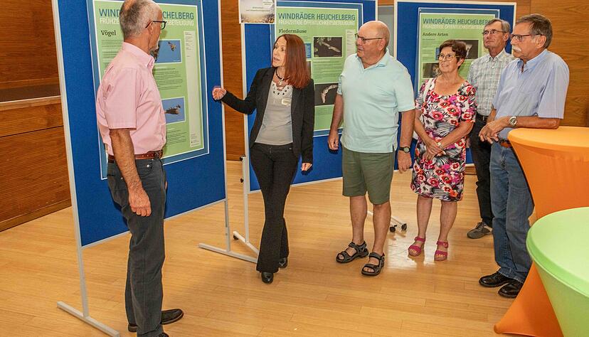 Mit Schautafeln informierten Fachleute die Besucher in der Nordheimer Festhalle über den geplanten Windpark Heuchelberg. Mit Schautafeln informierten Fachleute die Besucher in der Nordheimer Festhalle über den geplanten Windpark Heuchelberg.