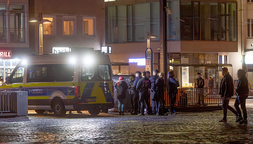 Ein Polizeiaufgebot auf dem Marktplatz – bald könnte auch wieder ein privater Sicherheitsdienst als City-Streife patrouillieren. Foto: Archiv