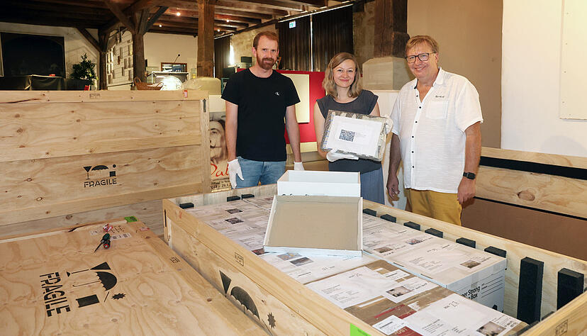 Museum im Schafstall, Neuenstadt am Kocher, letzte Ausstellung von Museumsleiter Hubert Sawatzki (von rechts) Isidore Tillers und Blake Thomson packen die Werke von Imants Tillers aus. Museum im Schafstall, Neuenstadt am Kocher, letzte Ausstellung von Museumsleiter Hubert Sawatzki (von rechts) Isidore Tillers und Blake Thomson packen die Werke von Imants Tillers aus.