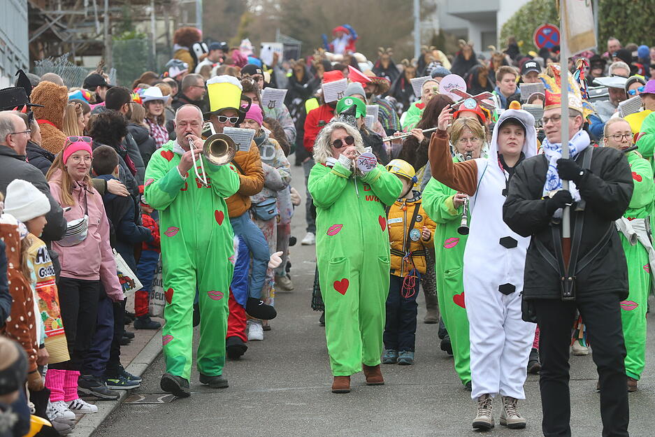 Die Sulmtalnarren haben die Straßen von Ellhofen beim Faschingsumzug in eine fast zwei Kilometer lange Partymeile verwandelt. Die Sulmtalnarren haben die Straßen von Ellhofen beim Faschingsumzug in eine fast zwei Kilometer lange Partymeile verwandelt.