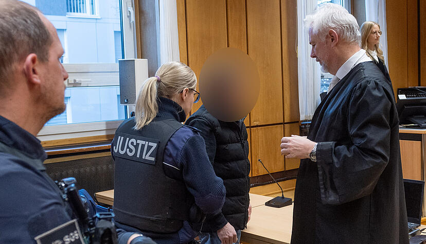 Mit einem Molotowcocktail soll der Angeklagte versucht haben, seine Ex-Freundin zu ermorden. Au&szlig;erdem habe er das Leben der anderen Bewohner des Mehrfamilienhauses gef&auml;hrdet.
