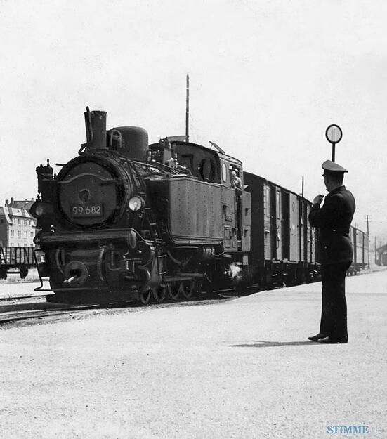 Die Ansicht zeigt den Zug im Jahr 1954 an der Haltestelle Heilbronn-Süd.