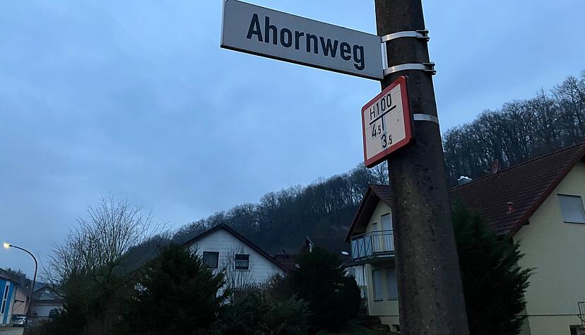 Im Ahornweg in Sch&ouml;ntal-Westernhausen soll sich die schreckliche Tat ereignet haben. Die Polizei ermittelt wegen Mordverdachts.