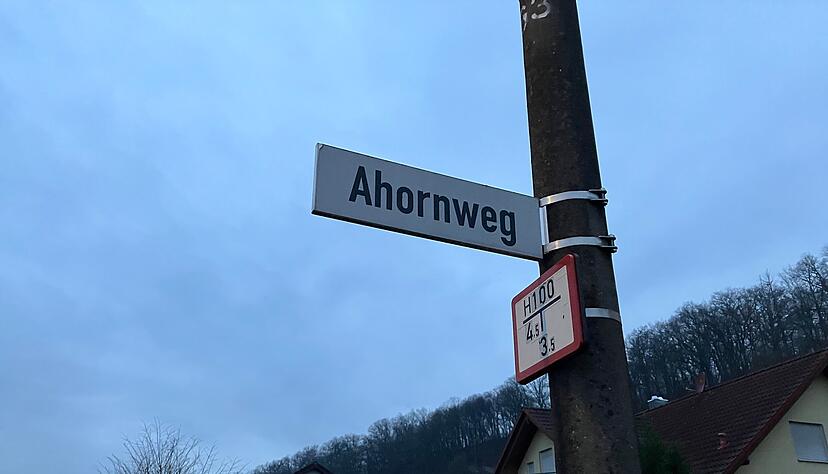 Im Ahornweg in Sch&ouml;ntal-Westernhausen soll sich die schreckliche Tat ereignet haben. Die Polizei ermittelt wegen Mordverdachts.