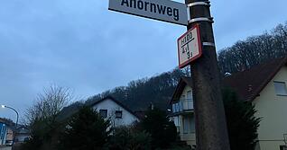 Im Ahornweg in Sch&ouml;ntal-Westernhausen soll sich die schreckliche Tat ereignet haben. Die Polizei ermittelt wegen Mordverdachts.