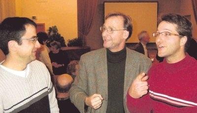 Angeregte Diskussionen am Rande der Veranstaltung: Dr. Clemens Dirscherl (MItte) im Gespräch mit den Zuhörern Johannes Matter (links) aus Unterkessach und Tobias Heiss aus Möckmühl.Foto: Walter Schmid Angeregte Diskussionen am Rande der Veranstaltung: Dr. Clemens Dirscherl (MItte) im Gespräch mit den Zuhörern Johannes Matter (links) aus Unterkessach und Tobias Heiss aus Möckmühl.Foto: Walter Schmid