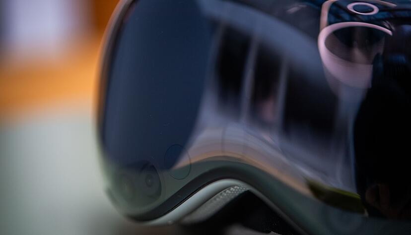 Die Kameras der Vision Pro nehmen die Umgebung auf, damit sie f&uuml;r die Tr&auml;ger auf den Display angezeigt werden kann.