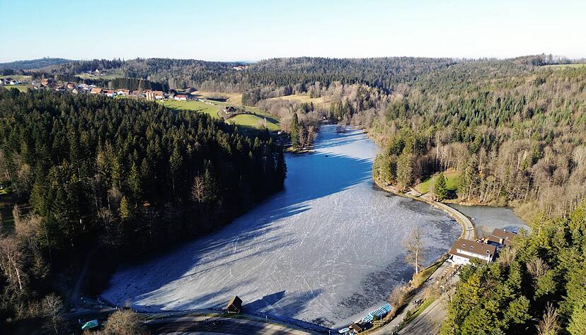 Die Eisschicht auf dem Kaisersbacher Ebnisee. Aus der Ferne verleitet Sie zum Betreten der Eisfläche, doch bei genauerem Hinsehen erkannt man, wie dünn die Schicht doch ist.
