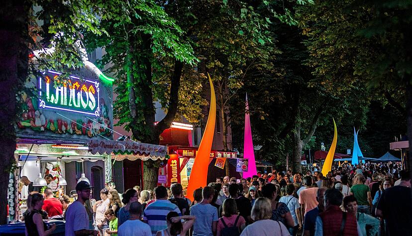 Zu den 15 Bestandsständen an der Neckarmeile wurden 25 zusätzliche Foodtrucks, Ess- und Getränkestände aufgebaut.