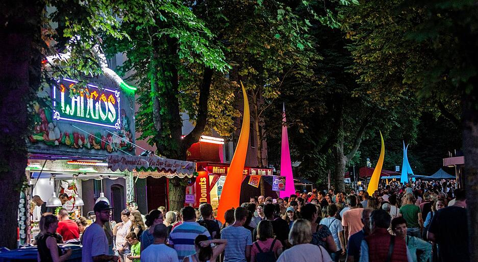 Zu den 15 Bestandsständen an der Neckarmeile wurden 25 zusätzliche Foodtrucks, Ess- und Getränkestände aufgebaut.