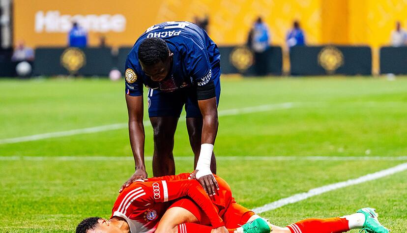 Jamal Musiala liegt nach dem Zusammenprall mit PSG-Torwart Gianluigi Donnarumma verletzt am Boden.