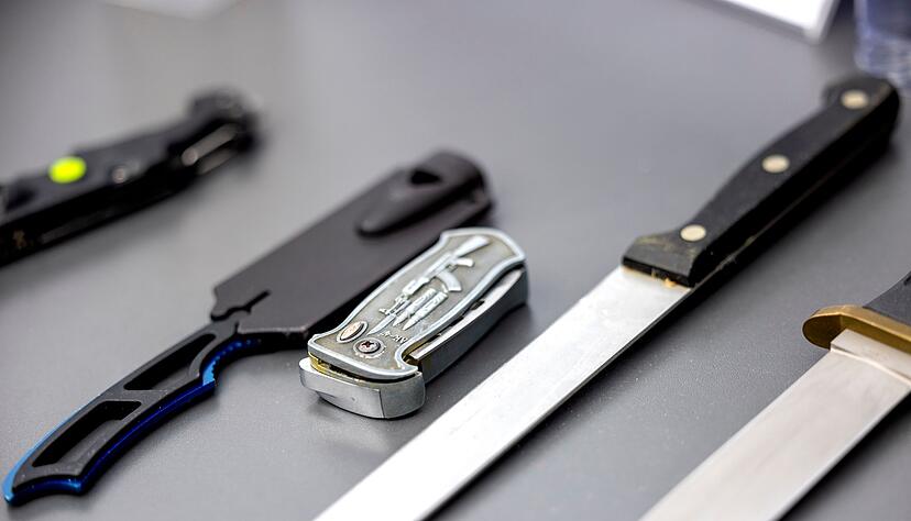 In Berlin soll ein 13-jähriger Schüler einen anderen Jungen mit einem Messer lebensgefährlich verletzt haben. In Berlin soll ein 13-jähriger Schüler einen anderen Jungen mit einem Messer lebensgefährlich verletzt haben.