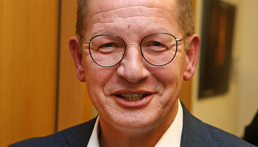 Gut lachen hatte Eberhard Birk, als er vor rund eineinhalb Jahren zum Bürgermeister von Löwenstein gewählt worden ist. Heute steht er wegen seiner Amtsführung in der Kritik. Gut lachen hatte Eberhard Birk, als er vor rund eineinhalb Jahren zum Bürgermeister von Löwenstein gewählt worden ist. Heute steht er wegen seiner Amtsführung in der Kritik.