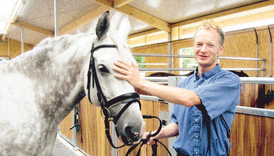 Chef im Stall: Matthias Heim bewirtschaftet den Neubau auf dem Hüffenhardter Reitgelände.Foto: Annette Gast-Prior Chef im Stall: Matthias Heim bewirtschaftet den Neubau auf dem Hüffenhardter Reitgelände.Foto: Annette Gast-Prior