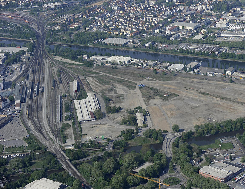 Die Luftaufnahme von Juli 2014 zeigt die Größe des Geländes. Links ist der Heilbronner Hauptbahnhof sichtbar, im Vordergrund unten der Europaplatz-Kreisel mit Verkehrsführung über die Bleichinselbrücke und Kalistraße nach rechts.