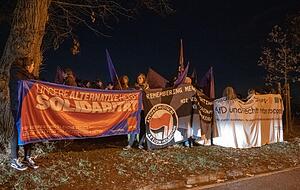 Das Netzwerk gegen Rechts aus Heilbronn wehrt sich bei der Kundgebung gegen Revisionismus. Das Netzwerk gegen Rechts aus Heilbronn wehrt sich bei der Kundgebung gegen Revisionismus.