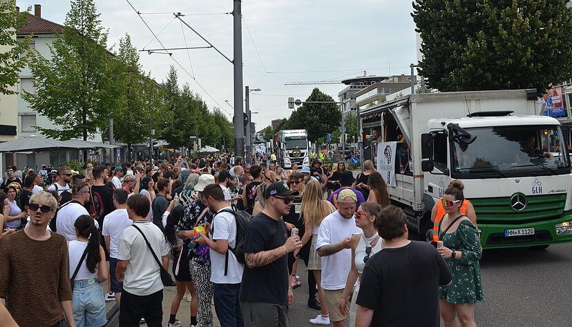 Ob auf den LKW, neben den LKW oder dazwischen – die Musikdemoteilnehmer feiern friedlich zu elektronischer Musik. Ob auf den LKW, neben den LKW oder dazwischen – die Musikdemoteilnehmer feiern friedlich zu elektronischer Musik.