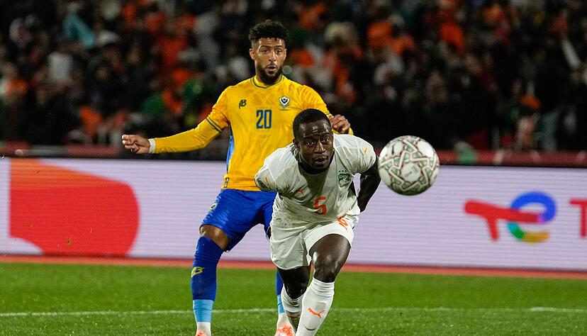 Gabun, hier Denis Bouanga (l), blieb beim Afrika Cup erfolglos - zuletzt bei der Niederlage gegen die Elfenbeink&uuml;ste.