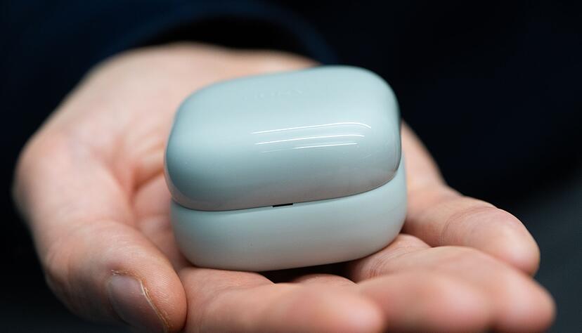 Kleines Kasterl mit Battrie drin. In dieser quadratischen Packung werden die LinkBuds gelagert und geladen.