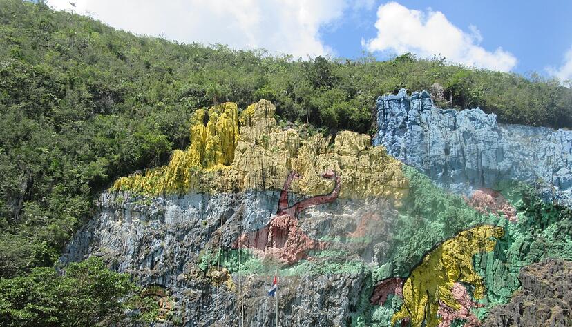 Die Mural de la Prehistoria, eine riesige bemalte Felswand, ist eines der Wahrzeichen des Viñales-Tals. Die Mural de la Prehistoria, eine riesige bemalte Felswand, ist eines der Wahrzeichen des Viñales-Tals.