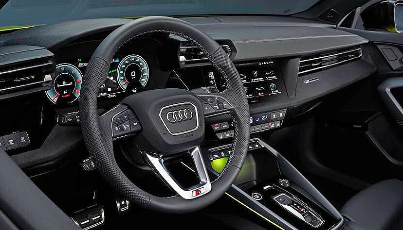 Aufgefrischt hat Audi auch den Innenraum. Eine Klimaautomatik und Lederlenkrad sind nun Serie. Aufgefrischt hat Audi auch den Innenraum. Eine Klimaautomatik und Lederlenkrad sind nun Serie.