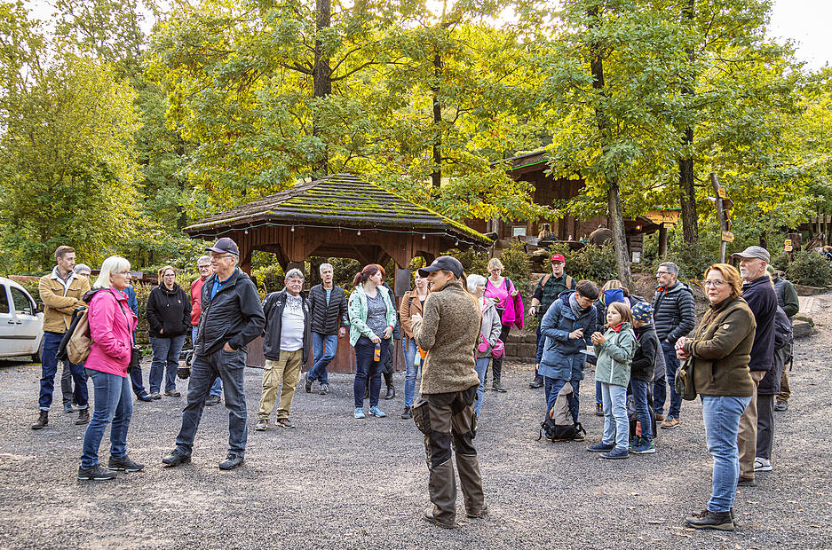 Besucher bei der Hirschbrunft im Wildparadies Tripsdrill.