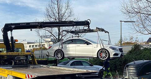 Diesen wei&szlig;en Mercedes Benz CLS 500 4Matic hat die Heilbronner Polizei bereits im Oktober beschlagnahmt und abschleppen lassen. Nun hat der Besitzer offenbar Widerspruch eingelegt.