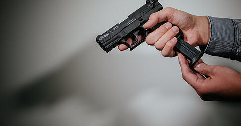 Ein Mann richtete beim Überholen auf der A6 bei Ellhofen eine Schreckschusswaffe gegen einen Autofahrer. Ein Mann richtete beim Überholen auf der A6 bei Ellhofen eine Schreckschusswaffe gegen einen Autofahrer.