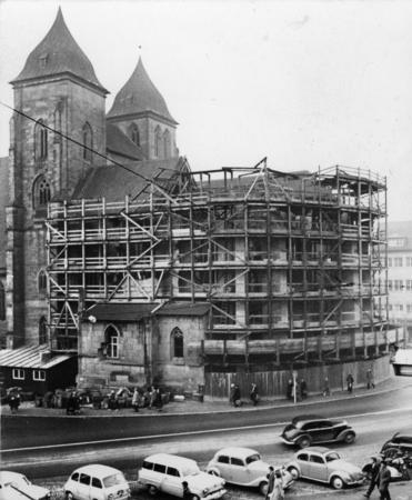 Kiliansplatz undatiertes Archivbild. Kilianskirche während des  Wiederaufbaus.
Foto: HSt-Archiv.