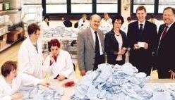 Scheckübergabe in der Textilwerkstatt (von links): Professor Peter Prager, Ulrike Bauer-Dörr, Rainer Hinzen und Richard Brehm.Foto: Andreas Veigel Scheckübergabe in der Textilwerkstatt (von links): Professor Peter Prager, Ulrike Bauer-Dörr, Rainer Hinzen und Richard Brehm.Foto: Andreas Veigel