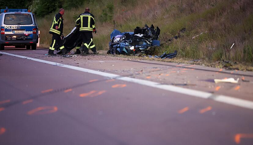 Nach der Karambolage auf der A14 sind von einigen Fahrzeugen nur Tr&uuml;mmer &uuml;brig.