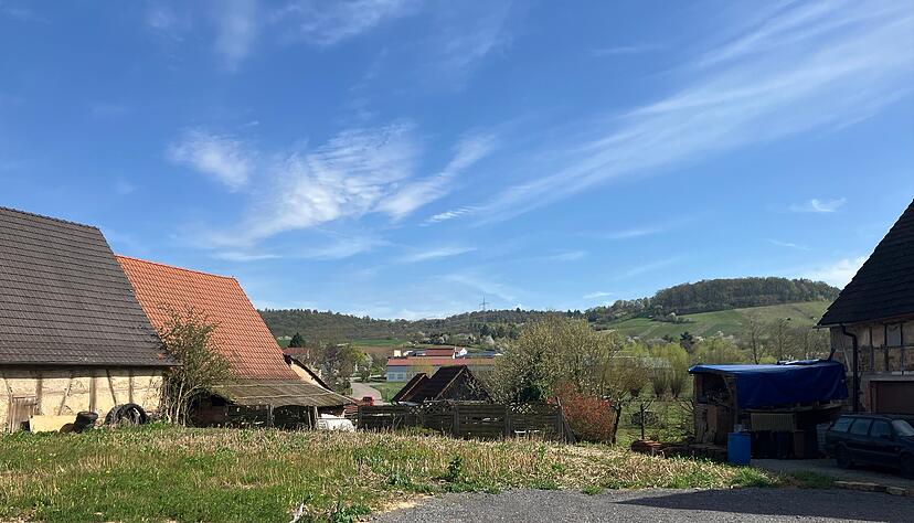 Gegen 19:50 Uhr befuhr ein wei&szlig;er Mercedes-Benz Vito die Zaberg&auml;ustra&szlig;e in Richtung Schwaigern und hielt an dieser Schotterparkbucht.